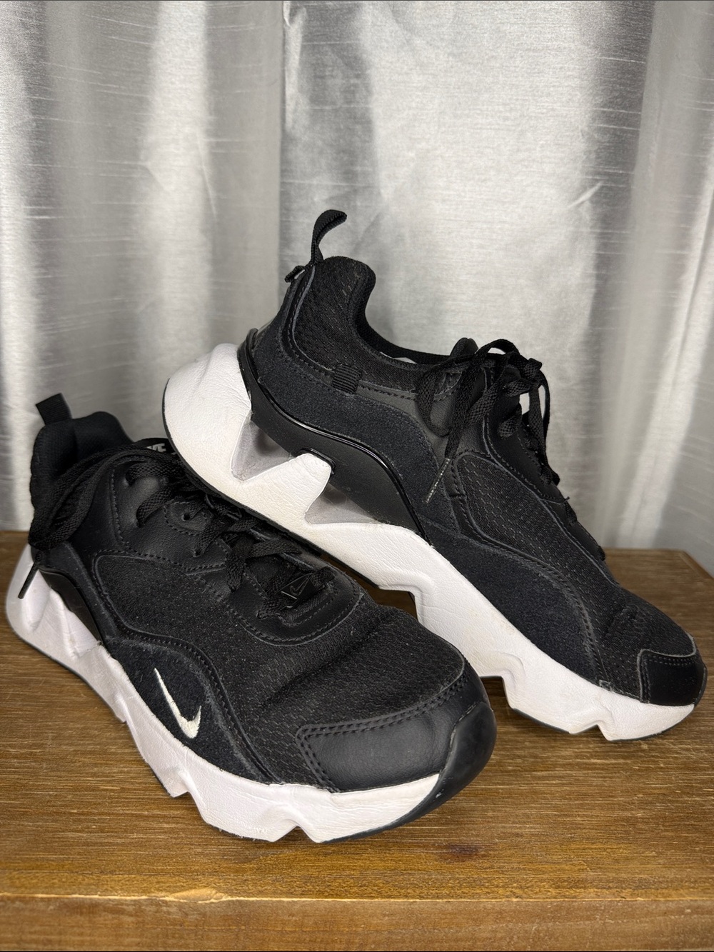 Nike RYZ 365 2 Lifestyle Sneaker Running Training Black White Women’s 9 Lace Up